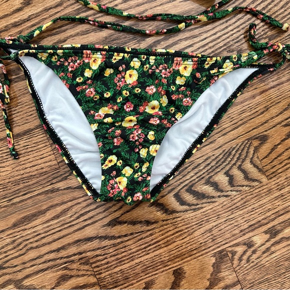Guess NWT medium green floral triangle string bikini - Picture 2 of 7